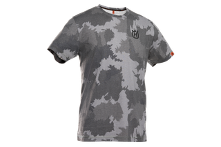 Vista frontal de uma t-shirt Husqvarna com estampa de camuflagem com logótipo.