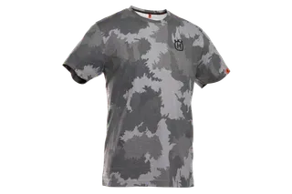 Vista frontal de uma t-shirt Husqvarna com estampa de camuflagem com logótipo.