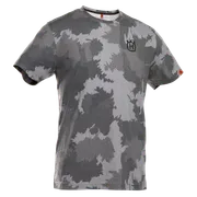Vista frontal de uma t-shirt Husqvarna com estampa de camuflagem com logótipo.