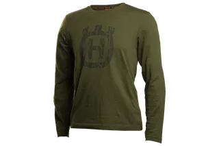 Vista frontal de uma camisa de manga comprida com um grande emblema no peito.