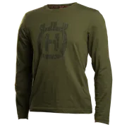Vista frontal de uma camisa de manga comprida com um grande emblema no peito.