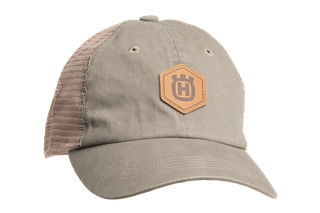 Vooraanzicht van een pet met een Husqvarna-logopatch op de voorkant.