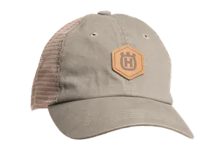 Vooraanzicht van een pet met een Husqvarna-logopatch op de voorkant.