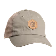 Vooraanzicht van een pet met een Husqvarna-logopatch op de voorkant.
