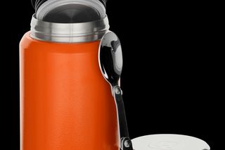 Vista frontale di un thermos Husqvarna con coperchio e cucchiaio rimovibili.