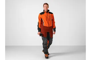 Osoba v pracovnom vybavení, ktorá drží produkt v štúdiu.