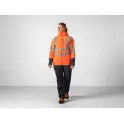 Personen bär arbetskläder med varseljacka och byxor.