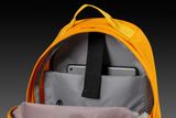 Draufsicht auf einen offenen Rucksack, in dem sich ein Tablet und ein Laptop befinden.
