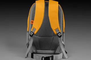 Rückansicht eines Rucksacks mit verstellbaren Gurten und Hüftgurt.