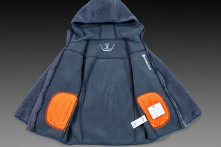Vista frontal de um casaco de velo Husqvarna com capuz e adesivos de cotovelo cor de laranja.