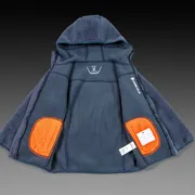 Vista frontal de um casaco de velo Husqvarna com capuz e adesivos de cotovelo cor de laranja.