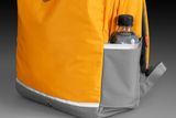 Seitenansicht eines Rucksacks mit einer Wasserflasche in der Seitentasche.
