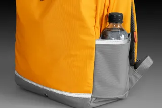Seitenansicht eines Rucksacks mit einer Wasserflasche in der Seitentasche.