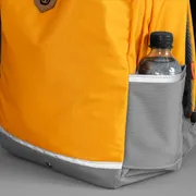 Seitenansicht eines Rucksacks mit einer Wasserflasche in der Seitentasche.