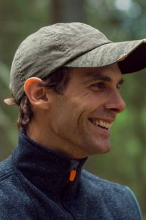 Persoon die werkuitrusting draagt in een bosomgeving.