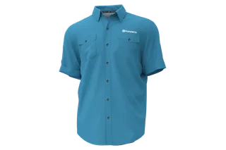 Vue de face d’une chemise de travail à manches courtes de marque Husqvarna avec poches boutonnées.