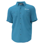 Vue de face d’une chemise de travail à manches courtes de marque Husqvarna avec poches boutonnées.