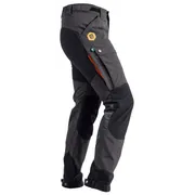 Pessoa virada para o lado a usar calças para motosserra Husqvarna.
