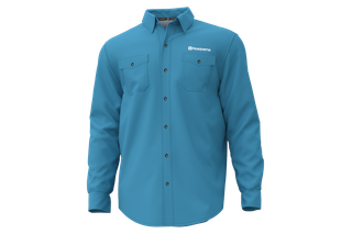 Vue de face d’une chemise à manches longues de marque Husqvarna avec poches boutonnées.
