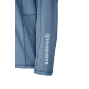 Gros plan d’une chemise à manches longues avec la marque Husqvarna sur la manche.
