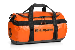 Vorderansicht eines orangefarbenen Husqvarna Seesacks mit schwarzen Riemen und Logo.