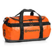Vorderansicht eines orangefarbenen Husqvarna Seesacks mit schwarzen Riemen und Logo.