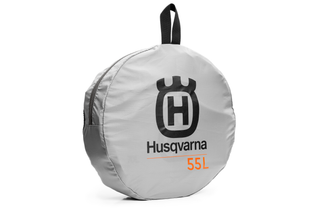 Vista frontal de um saco de armazenamento Husqvarna de 55 L com uma pega.