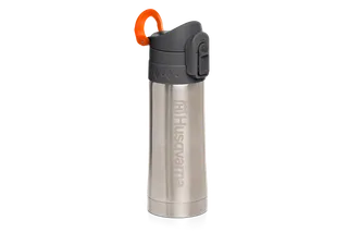 Thermos Husqvarna Xplorer - 0,35L. Vista frontale di una bottiglia d'acqua in acciaio inossidabile di marchio Husqvarna con coperchio chiuso.