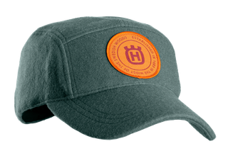 Vooraanzicht van een pet met een Husqvarna-logopatch.