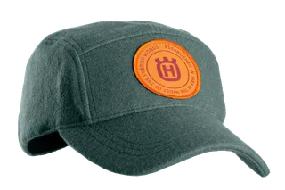 Vooraanzicht van een pet met een Husqvarna-logopatch.