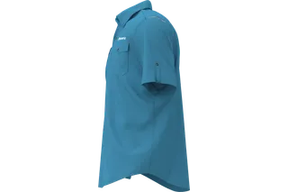 Vue latérale d’une chemise de travail bleue avec poches boutonnées et manches retroussées.