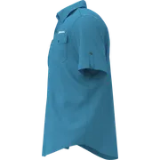 Vue latérale d’une chemise de travail bleue avec poches boutonnées et manches retroussées.