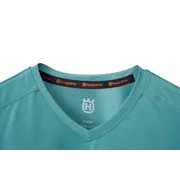 Gros plan d’un col de chemise de marque Husqvarna avec logo visible et étiquette de taille.