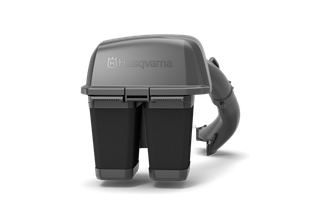 Vy framifrån av en lövblåsare från Husqvarna med dubbla batterifack.