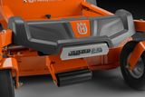 Close-up de um corta-relva frontal comercial Husqvarna com luzes LED e para-choques robusto.