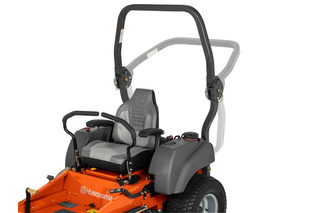 Vue de face d’une tondeuse autoportée Husqvarna avec arceau de protection.