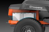 Rückansicht eines kommerziellen Husqvarna Frontmähers mit Mähdeck.