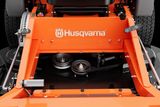 Vue du dessus d’une tondeuse Husqvarna mettant en valeur ses composants mécaniques.
