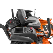 Vista superior del asiento y el panel de control de un cortacésped con asiento, donde se aprecia su diseño ergonómico.