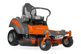 Vista lateral de um trator corta-relva Husqvarna de raio de viragem zero com plataforma de corte visível.