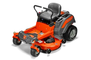 Vista lateral de un tractor cortacésped Husqvarna con equipo de corte.