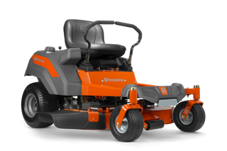 Vista lateral de un tractor cortacésped Husqvarna con equipo de corte.