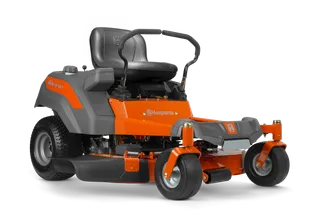 Vista lateral de un tractor cortacésped Husqvarna con equipo de corte.