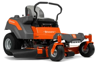 Stranski pogled na sedežno kosilnico Husqvarna s kosiščem.