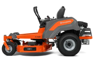 Pogled s strani sedežne kosilnice Husqvarna Z 242F s kosiščem.