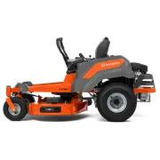 Pogled s strani sedežne kosilnice Husqvarna Z 242F s kosiščem.
