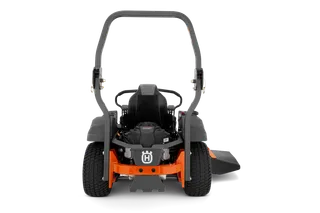 Vue arrière d’une tondeuse à coupe frontale Husqvarna à usage professionnel avec arceau de sécurité.