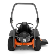 Vue arrière d’une tondeuse à coupe frontale Husqvarna à usage professionnel avec arceau de sécurité.