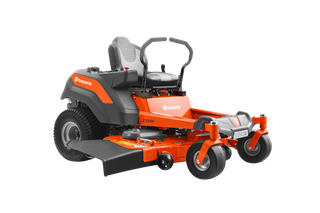 Vista delantera izquierda del estudio de un cortacésped con asiento de giro cero Husqvarna Z254F con equipo de corte.