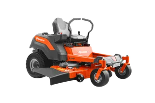 HUSQVARNA Z254F. Vista delantera izquierda del estudio de un cortacésped con asiento de giro cero Husqvarna Z254F con equipo de corte.